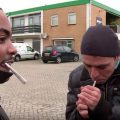 Sterke hasj roken met een asielzoeker