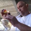 Gast rookt Carolina Reaper (geen goed idee)