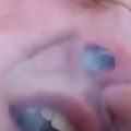 Waanzin - Gast gebruikt zijn neusgat als bong!